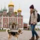 Девушка с собакой путешествую по России