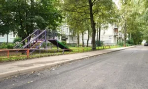 Двор.