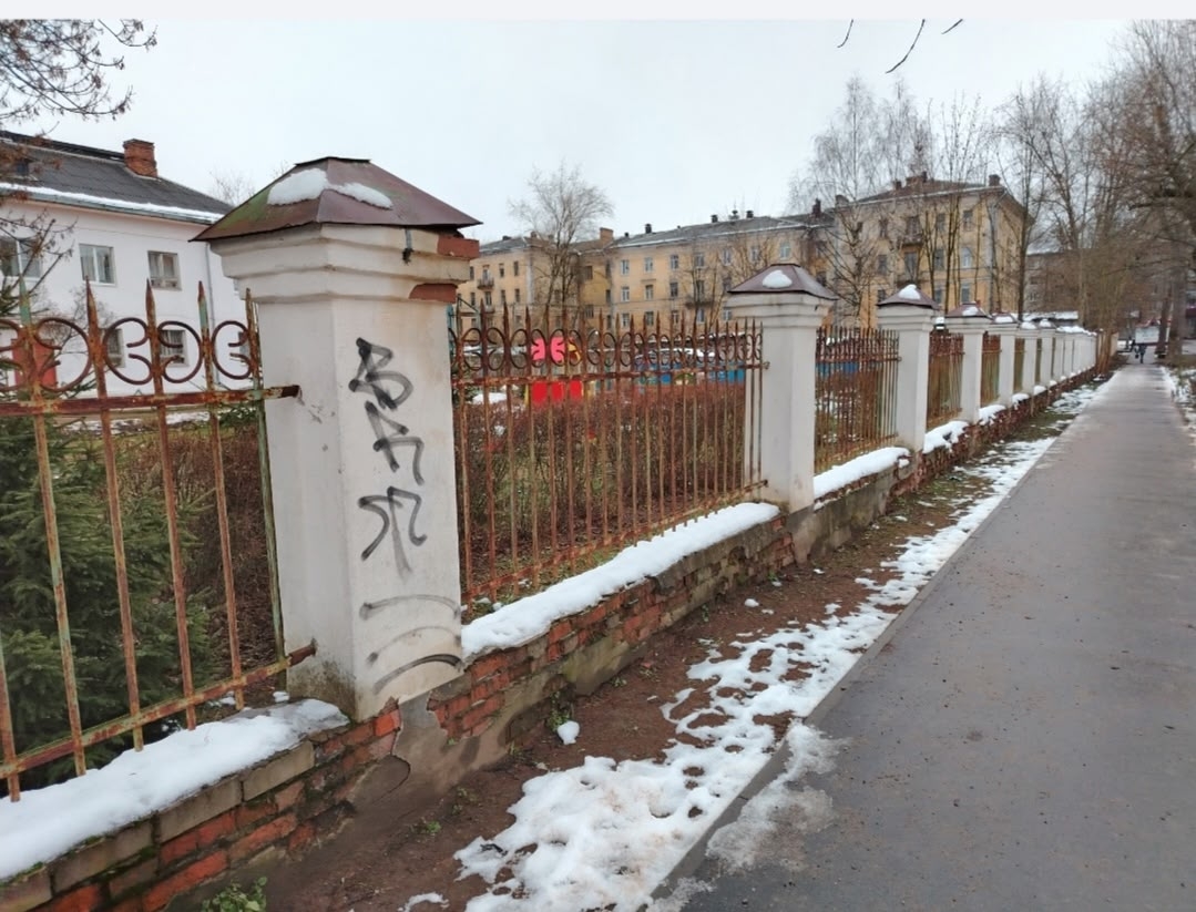 Забор детсада в Боровичах.