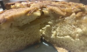 Шарлотка с яблоками