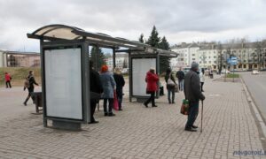 Люди на остановке