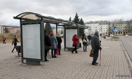 Люди на остановке