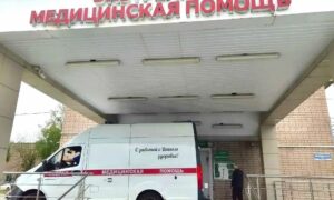Скорая помощь возле больницы