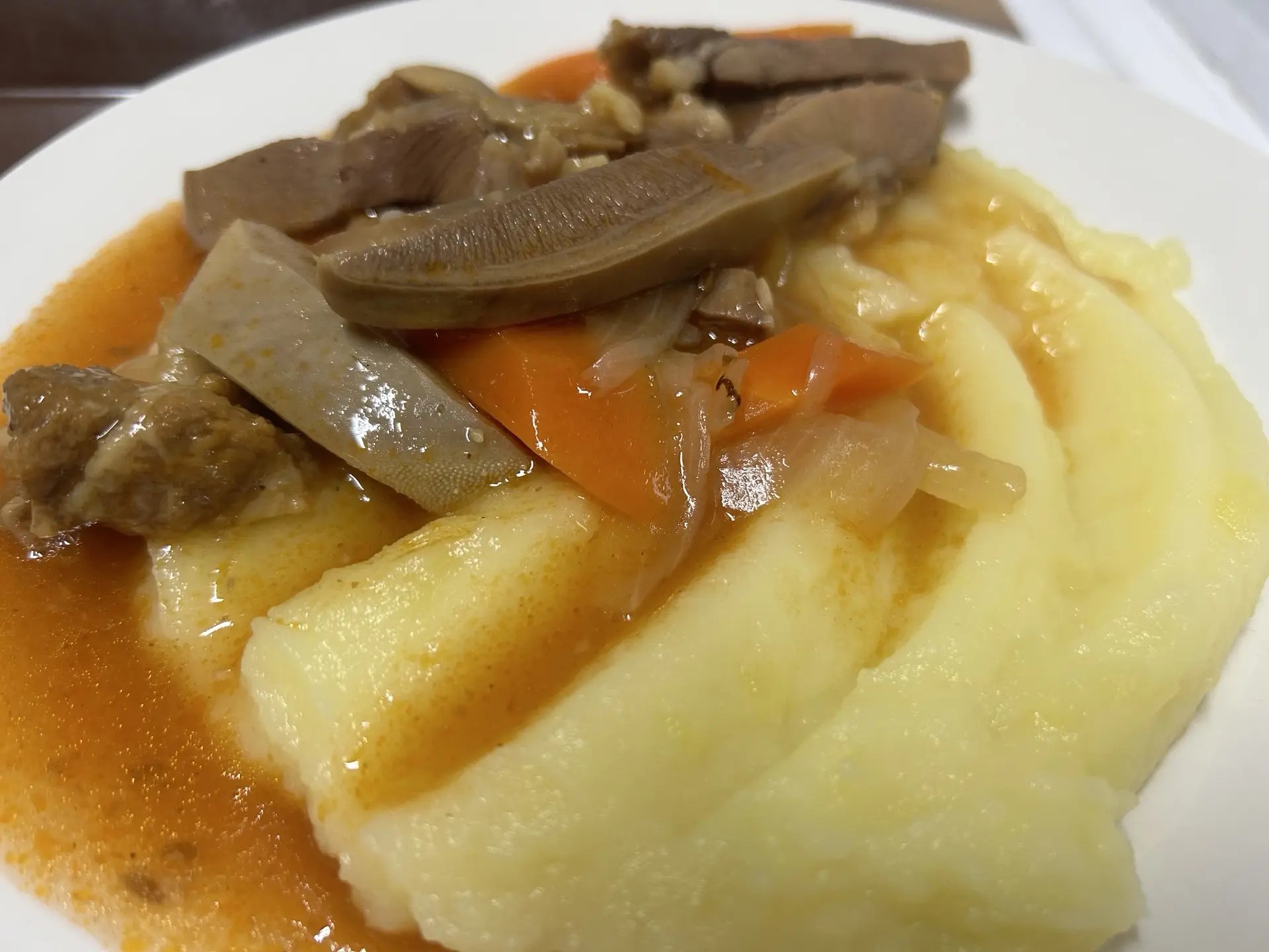 пюре с языком и подливом