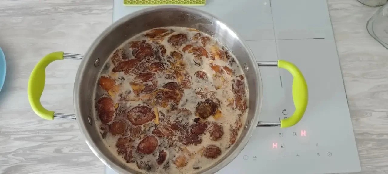 Кастрюля, в которой варится сливовое варенье