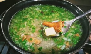 Куриный суп с лисичками.
