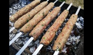 Люля кебаба на мангале.