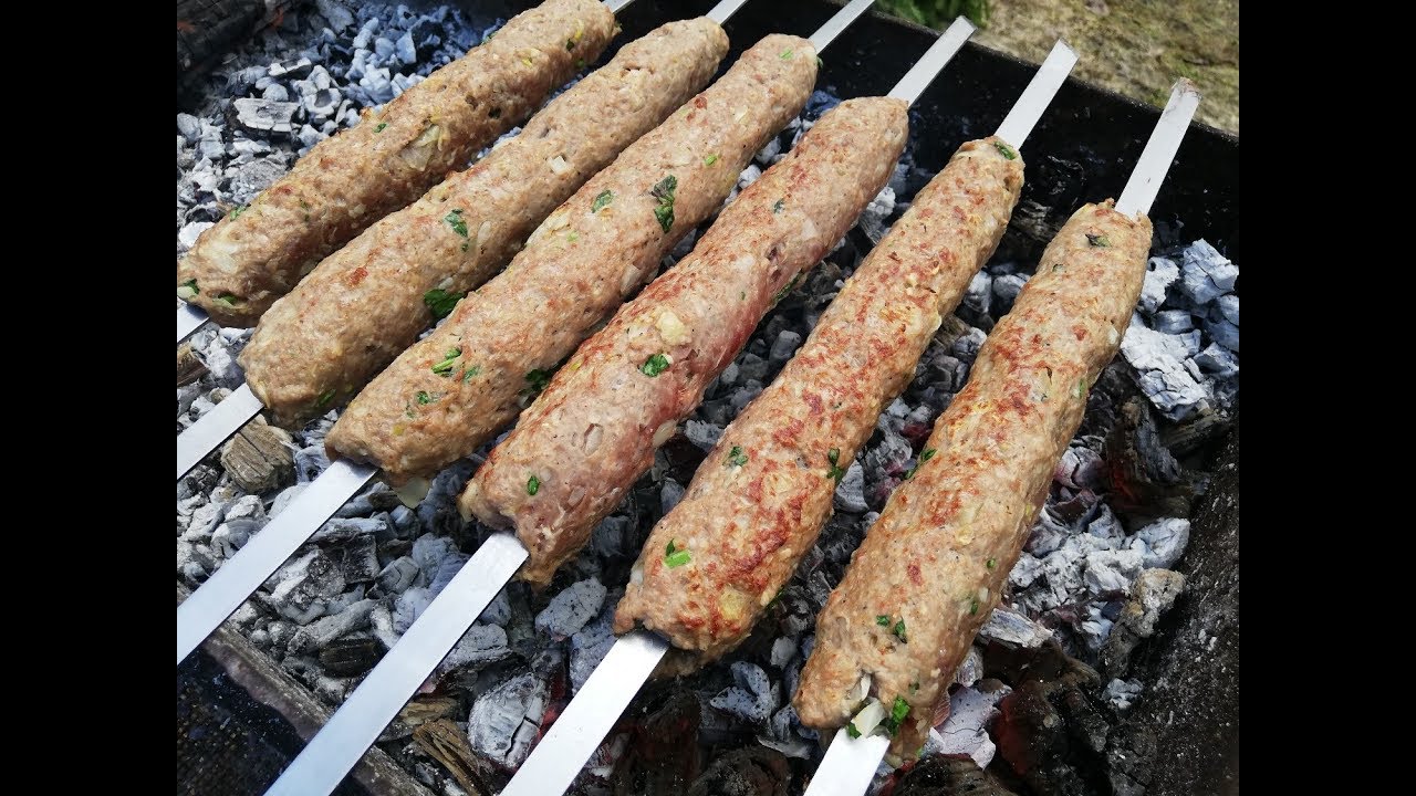 Люля кебаба на мангале.