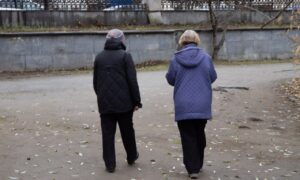 Пенсионерки гуляют по городу