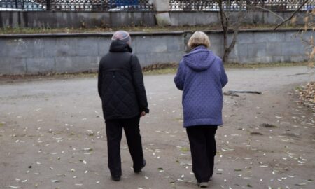 Пенсионерки гуляют по городу