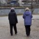Пенсионерки гуляют по городу