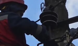 Электрик восстанавливает свет