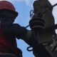 Электрик восстанавливает свет