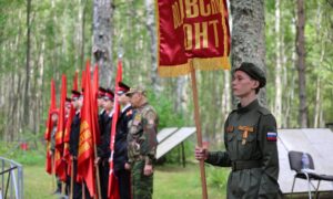 Церемония перезахоронения останков 137 бойцов Волховского фронта на мемориале в деревне Змейско Новгородской области.