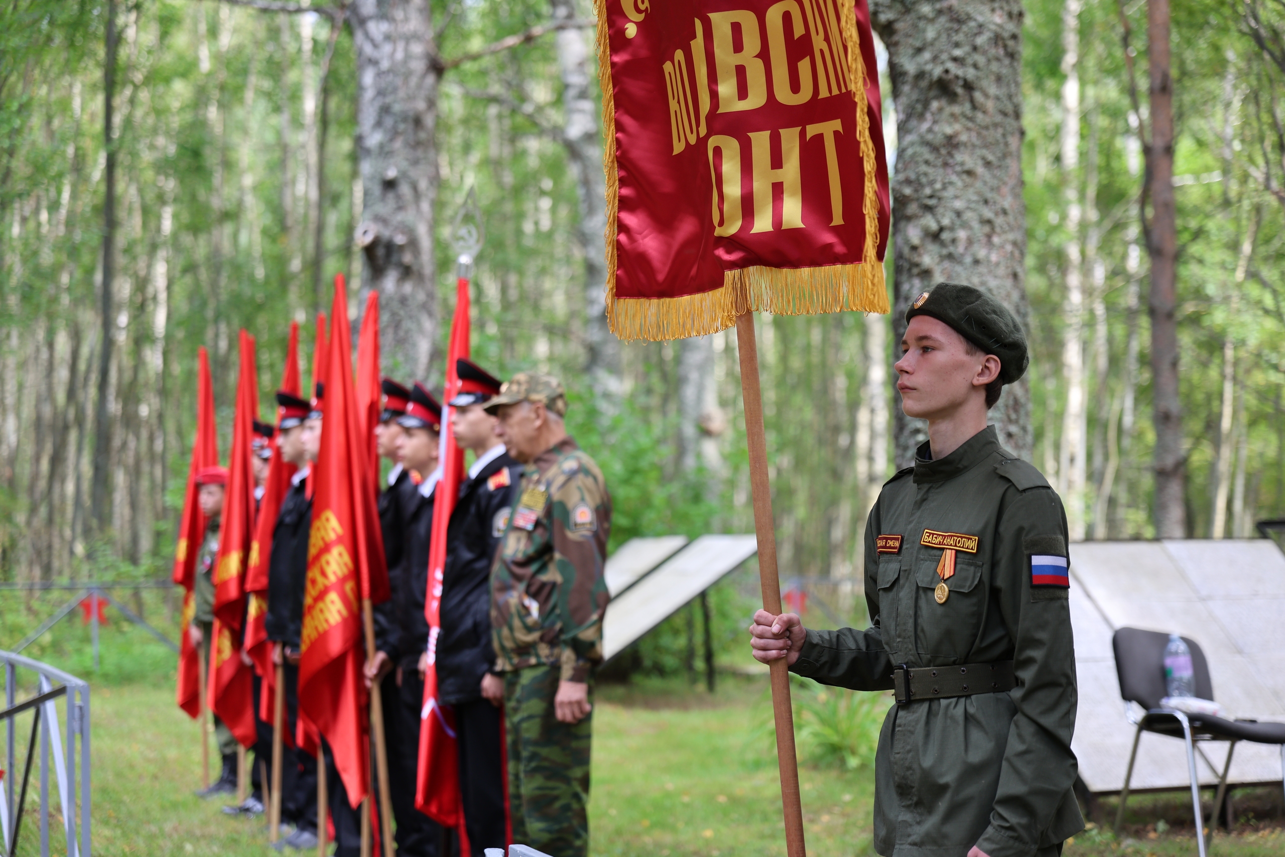 Церемония перезахоронения останков 137 бойцов Волховского фронта на мемориале в деревне Змейско Новгородской области.