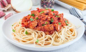спагетти соусом из тунца и томатов
