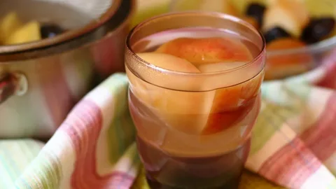 Компот из яблок и чернослива
