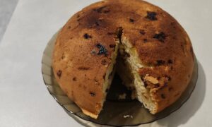 Шарлотка с изюмом и яблоками.