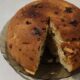 Шарлотка с изюмом и яблоками.