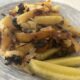 Жаренная картошка с лесными грибами на тарелке.