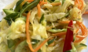 Салат из свежей капусты.
