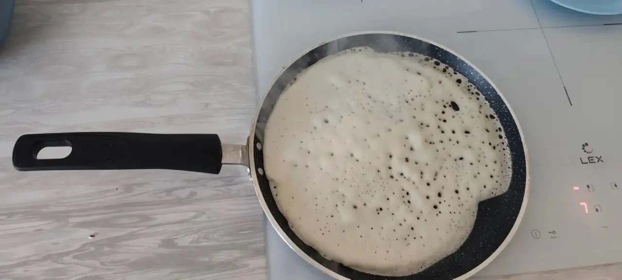 Жарим блин на сковороде.
