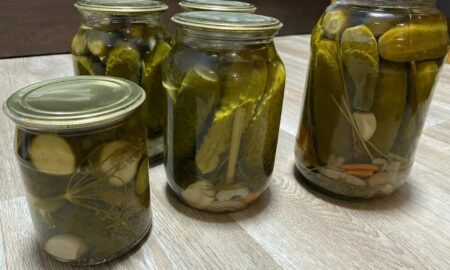 Маринованные огурцы в банках.