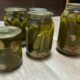 Маринованные огурцы в банках.
