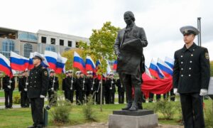 Памятник Якову Сиверсу в Великом Новгороде