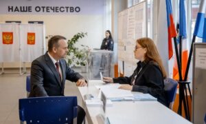Министр Никитин голосует в Великом Новгороде.