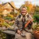 Бабушка, которая выкопала морковь.