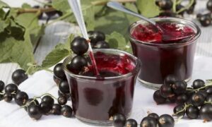Варенье изчерной смородины.