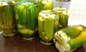 Банки с маринованными огурцами.