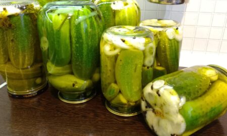 Банки с маринованными огурцами.