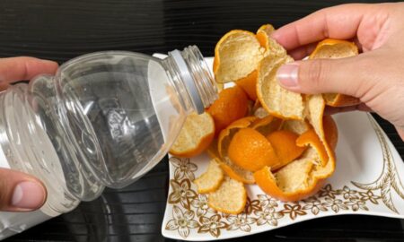 Мандариновые корки в бутылке.