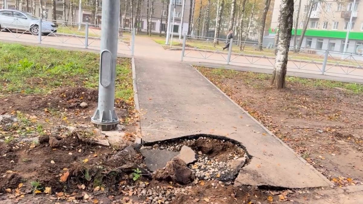Провал асфальта в Боровичах