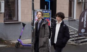 Подростки идут по улице