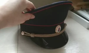 Фуражка полицейского на столе