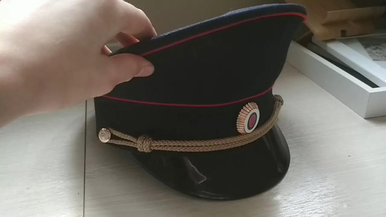 Фуражка полицейского на столе