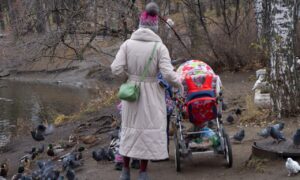 Девушка с коляской осенью