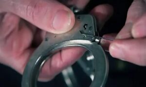 Мужчина вскрывает наручники