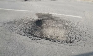 Провал в асфальте