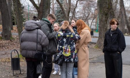 Компания молодежи на улице