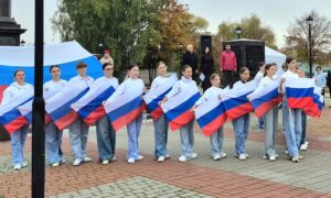 В Старой Руссе ордена Мужества передали семьям погибших воинов. Теги: орден Мужества, памятный митинг, стела воинской славы