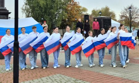 В Старой Руссе ордена Мужества передали семьям погибших воинов. Теги: орден Мужества, памятный митинг, стела воинской славы