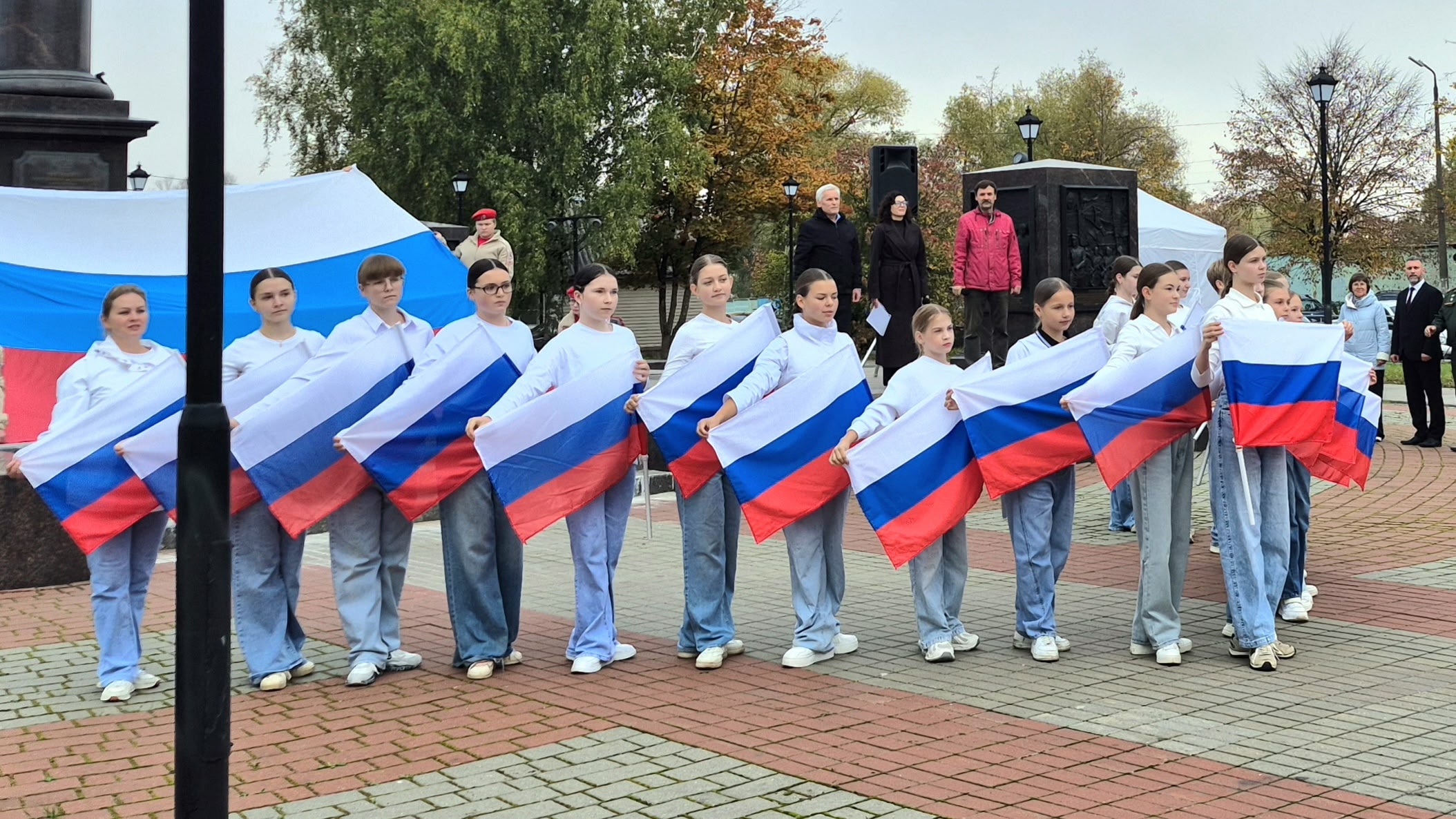 В Старой Руссе ордена Мужества передали семьям погибших воинов. Теги: орден Мужества, памятный митинг, стела воинской славы