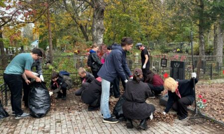 Рождественское кладбище в Великом Новгороде привели в порядок волонтеры. Теги: Уборка мусора, старинное кладбище