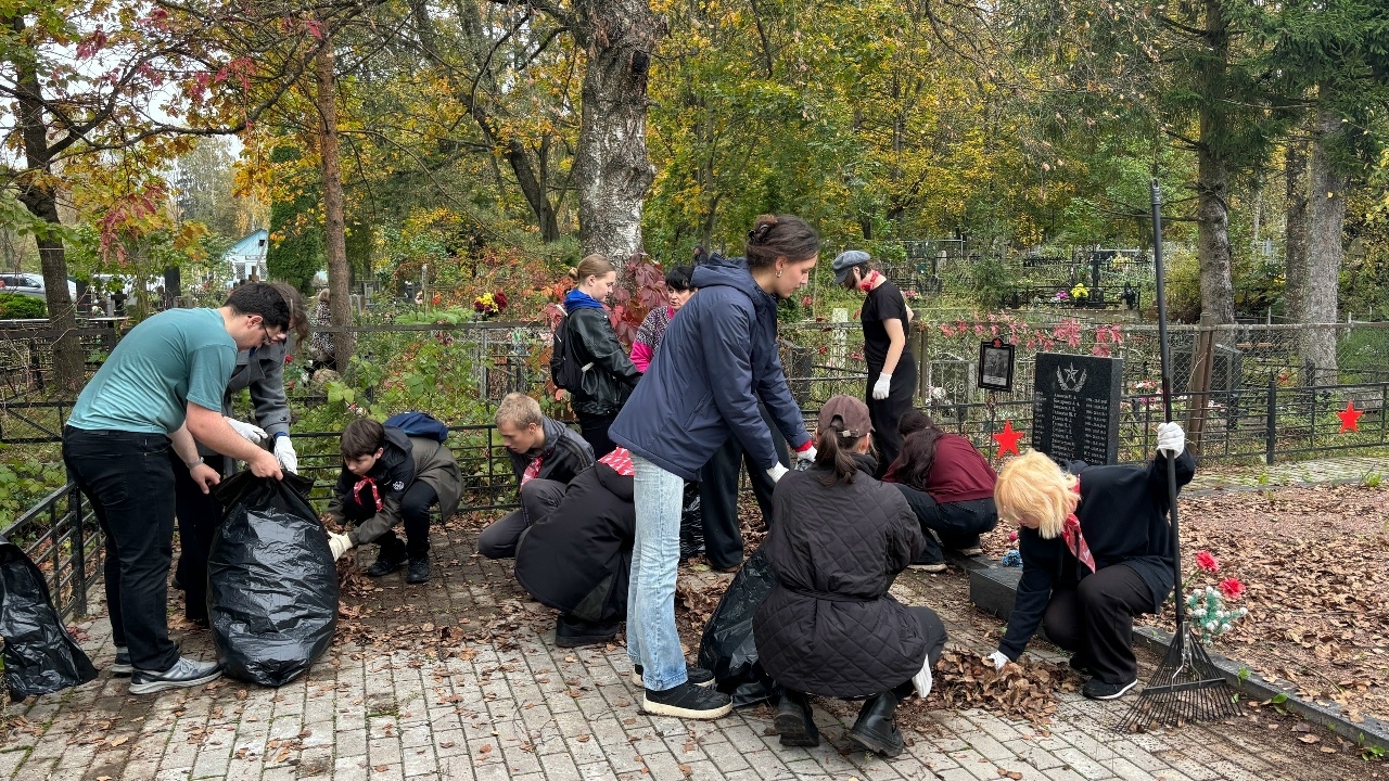 Рождественское кладбище в Великом Новгороде привели в порядок волонтеры. Теги: Уборка мусора, старинное кладбище