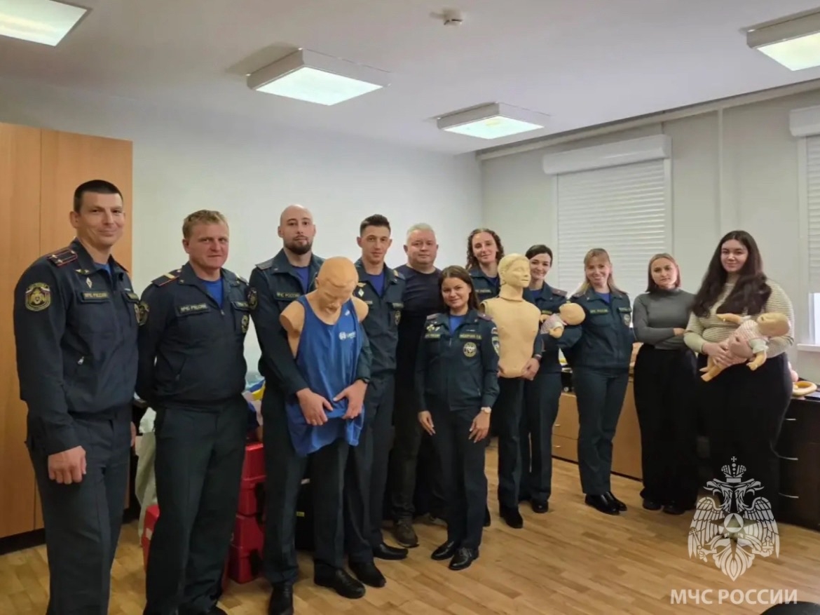 Новгородские спасатели МЧС отработали спасение жизней в критических условиях. Теги: Спасатели МЧС, медицинский манекен, тренировка спасателей