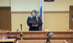 Боровичи: юношу арестовали за атаку на сбережения 74-летней пенсионерки. Теги: зал суда, наручники, автозак